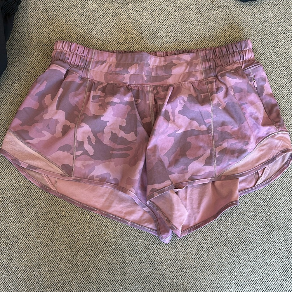 Hotty Hot Lululemon size 8 low rise 2.5” lined great condition